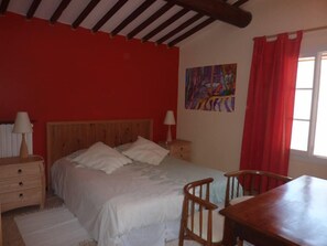 4 slaapkamers, een strijkplank/strijkijzer, reisbedje, gratis wifi