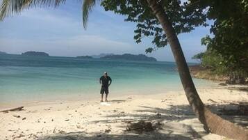 Ranta lähistöllä, aurinkotuoleja