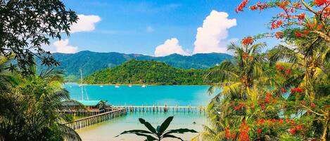 Perto da praia, espreguiçadeiras