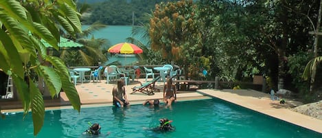 Una piscina al aire libre