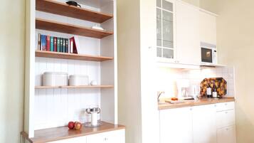 Réfrigérateur, micro-ondes, plaque de cuisson, cafetière/bouilloire