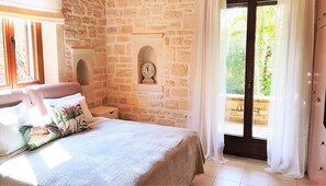 3 makuuhuonetta, tallelokero huoneessa, työpöytä, silitysrauta/-lauta