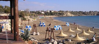 3-bedroom poolside villa in Kato Paphos, Cyprus with roof terrace and free Wi-Fi