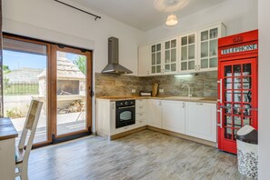 Fridge, oven, stovetop, dishwasher