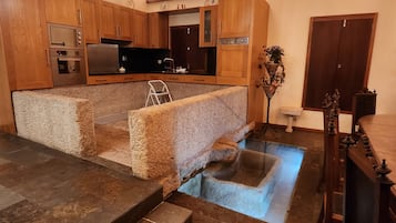 Een koelkast, een microgolfoven, een oven, een kookplaat