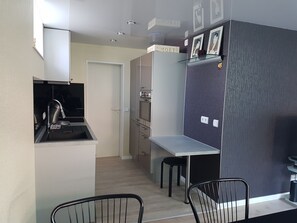 Geladeira, micro-ondas, fogão, cooktop