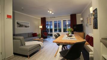 Fernseher, DVD-Player, Bücher