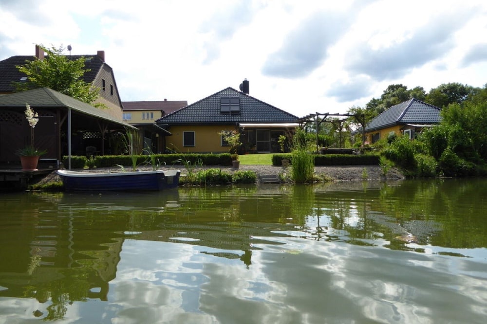 Holiday home with direct access to the lake