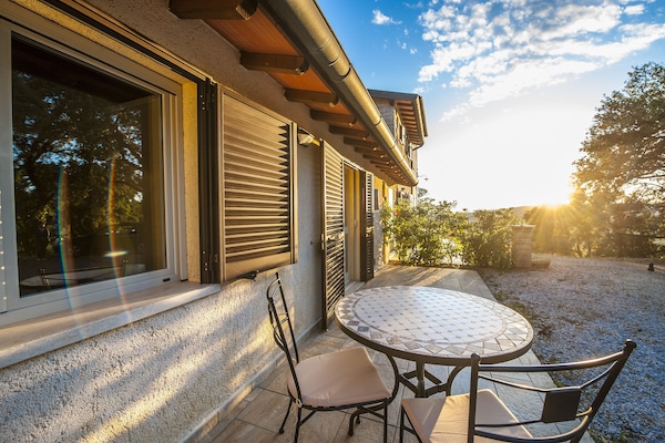 Von Ihrer Terrasse auf den Sonnenuntergang schlummern …