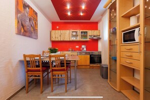 Een koelkast, een magnetron, een oven, een kookplaat