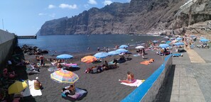 Playa en los alrededores y camastros