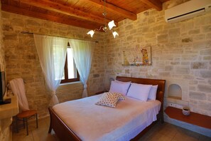 2 bedrooms, in-room safe, iron/ironing board, free WiFi