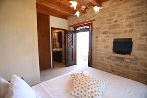 2 bedrooms, in-room safe, iron/ironing board, free WiFi