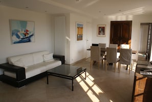 Fernseher, DVD-Player, Tischtennisplatte