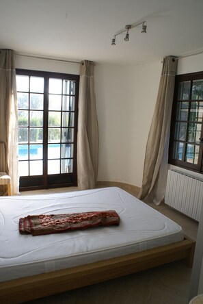 6 bedrooms, iron/ironing board, free WiFi, bed sheets