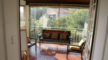 Télévision, lecteur de DVD, table de tennis de table