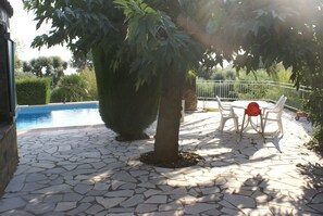 Outdoor dining - Holiday house, 2 apartments + studio ideal for 2 families, large swimming pool (Saint-Raphaël)