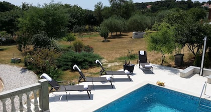 Belle villa / appartement **** avec piscine, Ă 900 mĂštres de la mer, connexion Wi-Fi, barbecue