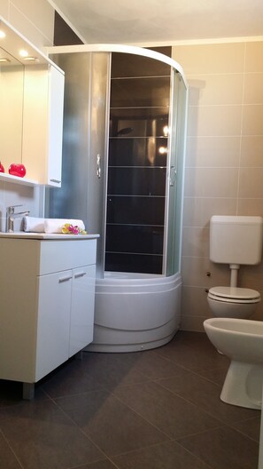 Shower, hair dryer, bidet, towels - Beautiful villa / app **** with swimming pool, 900 m from the sea, WiFi, barbecue (Vintijan)