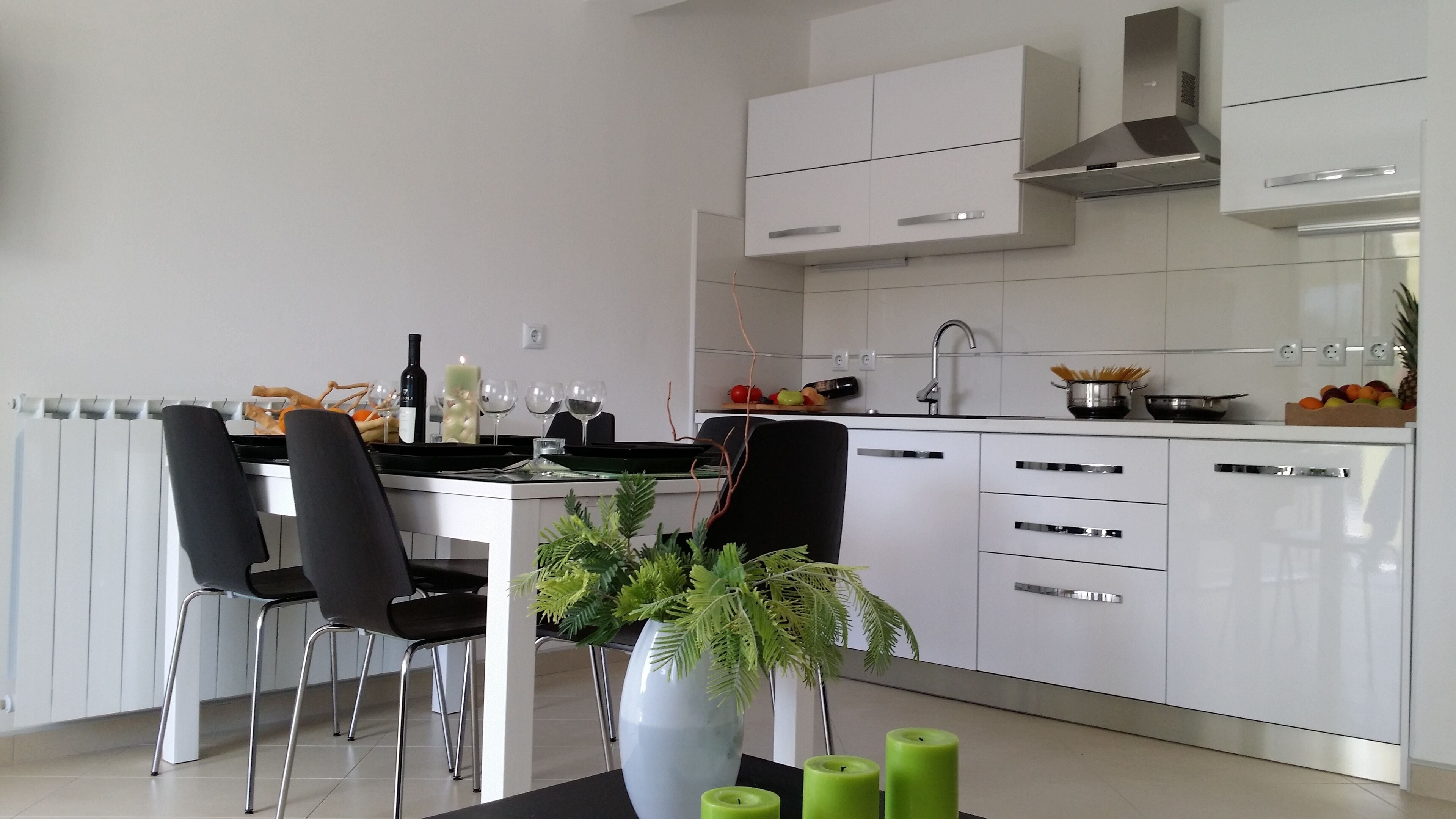 Coffee/tea maker, fridge, microwave, stovetop