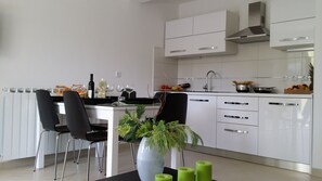 Kühlschrank, Mikrowelle, Herdplatte, Geschirrspüler