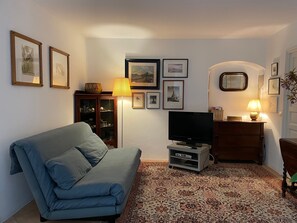 Televisie, een dvd-speler en boeken