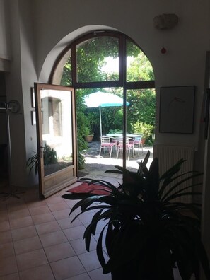 Interior - Vacation apartment, 60m2, natural stone terrace near Dole, ground-level access possible. (Menotey)