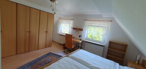 1 bedroom, desk, iron/ironing board, free WiFi - Charming cottage with conservatory in Bayreuth on the eastern outskirts (Bayreuth)