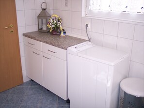 Bathtub, hair dryer, towels, soap - Charming cottage with conservatory in Bayreuth on the eastern outskirts (Bayreuth)