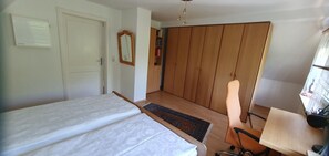 1 bedroom, desk, iron/ironing board, WiFi (free) - Charming cottage with conservatory in Bayreuth on the eastern outskirts (Bayreuth)
