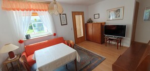 Flat-screen TV, books - Charming cottage with conservatory in Bayreuth on the eastern outskirts (Bayreuth)