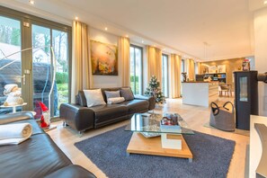 Smart-TV, Kamin, DVD-Player, Bücher