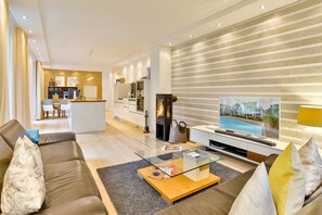 تلفزيون ذكي، مدفأة، مشغل دي في دي، كُتُب