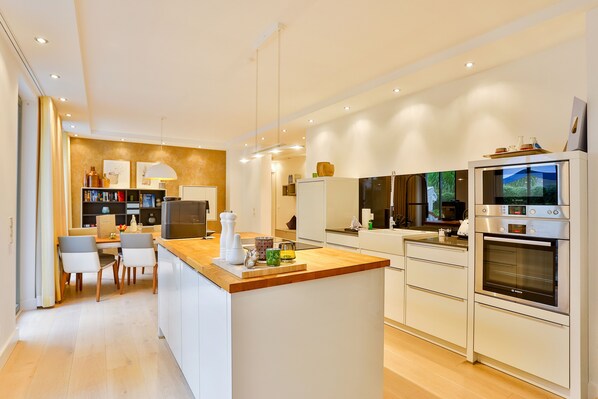 ثلاجة، ميكروويف، فرن، موقد طهي مسطح