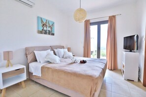 3 bedrooms, in-room safe, iron/ironing board, free WiFi