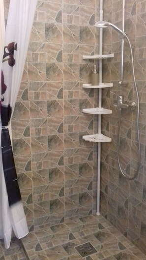 Dusche, Haartrockner, Handtücher, Seife