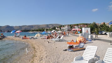 Una spiaggia nelle vicinanze