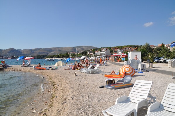 Una spiaggia nelle vicinanze