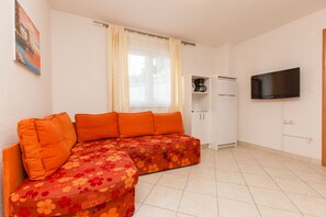 TV - Family-friendly apartments by the sea Okrug Gornji Trogir Split (Okrug Gornji)