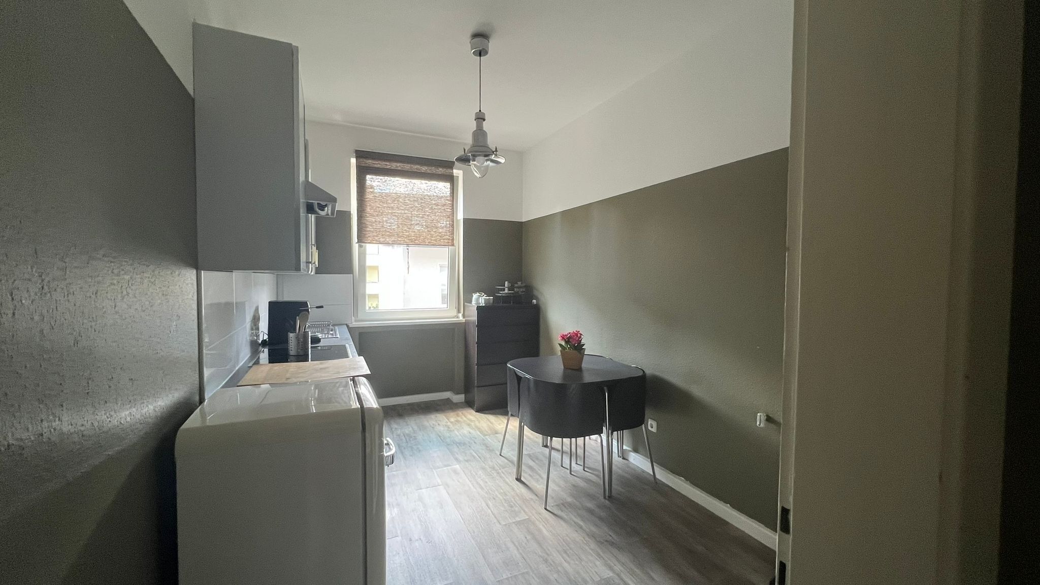 Fridge, oven, stovetop, coffee/tea maker