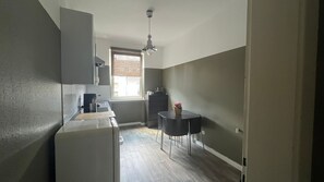 Kühlschrank, Ofen, Herdplatte, Wasserkocher mit Kaffee-/Teezubehör