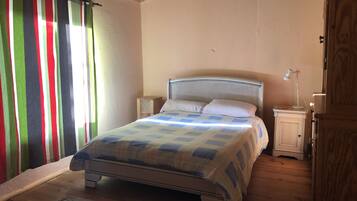 14 bedrooms, WiFi, bed sheets