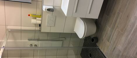 Douche, sĂšche-cheveux, serviettes fournies