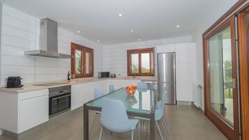 Een koelkast, een magnetron, een oven, een kookplaat