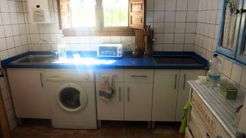 Een koelkast, een magnetron, een oven, een kookplaat