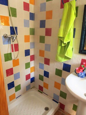 Douche, sèche-cheveux, serviettes fournies, savon
