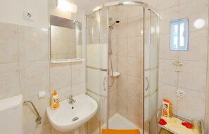 Duschwanne, Haartrockner, Bidet, Handtücher