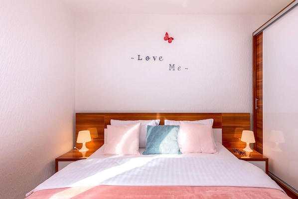 2 bedrooms, WiFi, bed sheets