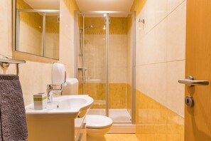 Douche, séchoir à cheveux, serviettes fournies, savon