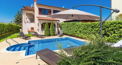 Ferienwohnung fĂŒr 5 Personen mit WIFI, Pool und wunderschöner Gartenanlage
